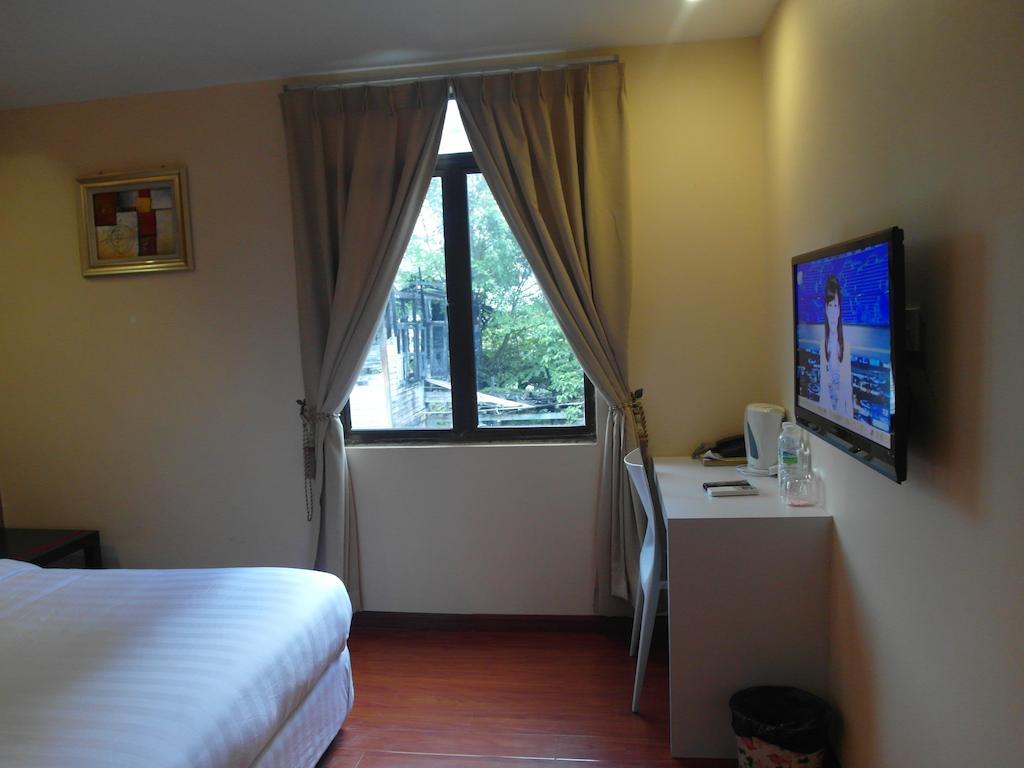 Mcity Inn Miri Room photo